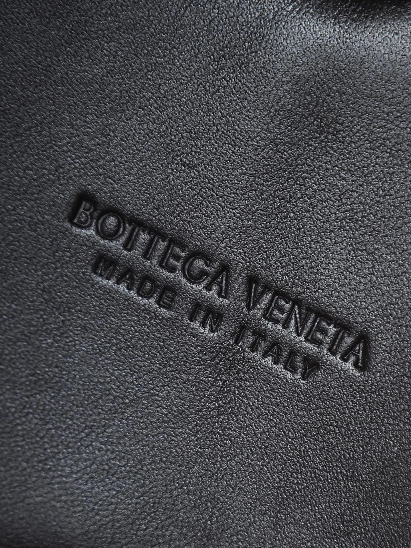 1300. Andiamo is shipping‼ ️Really popular🔥The new Andiamo woven handbag launched by Bottega Veneta this season is really popular all over the world! ! Celebrities at home and abroad have worn it, and Oscar-winning actress Michelle Yeoh has taken it out on the street. Song Jia, Trai Yala, Yu Feihong, Sanji Ayaka, Rosie Hunting-Whiteley, Yoshioka Riho, etc. have all worn this bag. It is classic and versatile and shows off your temperament, and the bag capacity is also large, which is very convenient for daily commuting! ! A variety of carrying methods, the shoulder straps can be adjusted by yourself, the original lambskin feels soft and delicate, and the unisex style breaks the gender boundaries and brings a more practical and long-lasting use experience. Andiamo, which has both elegant and casual styles, perfectly interprets the true appearance of "fashionable old money style". Style number: 766014 Size: 25*22*10.5cm